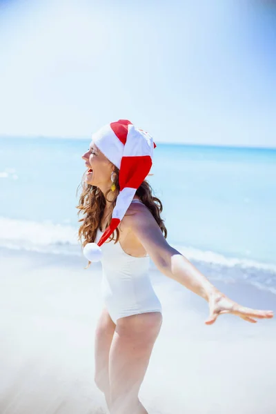 Uśmiechnięta Stylowa Kobieta Średnim Wieku Białym Stroju Plażowym Paski Świąteczny — Zdjęcie stockowe