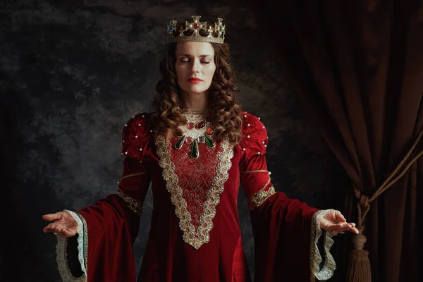 Regina Medievale Abito Rosso Con Corona Sfondo Grigio Scuro — Foto Stock