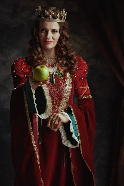 Mittelalterliche Königin Roten Kleid Mit Grünem Apfel Und Krone Auf — Stockfoto