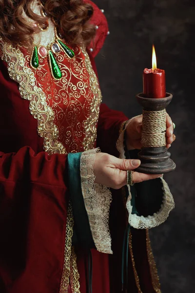 中古时代女王的衣服 红色礼服 点着蜡烛 — 图库照片