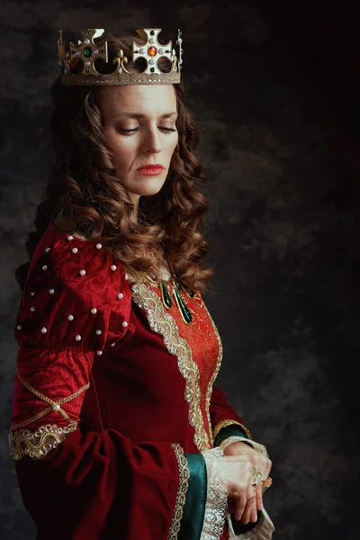 Rainha Medieval Vestido Vermelho Com Coroa Fundo Cinza Escuro — Fotografia de Stock
