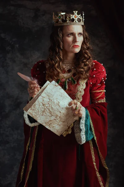 Pensosa Regina Medievale Abito Rosso Con Pergamena Corona Sfondo Grigio — Foto Stock