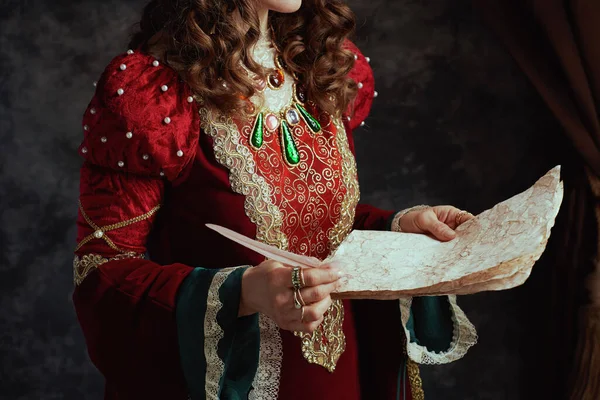 穿着红色衣服的中世纪女王的衣服 背景是深灰色的羊皮纸 — 图库照片