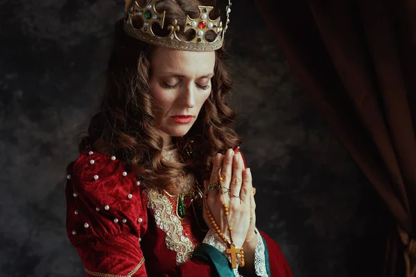 Středověká Královna Červených Šatech Růženec Koruna Modlí Tmavě Šedém Pozadí — Stock fotografie