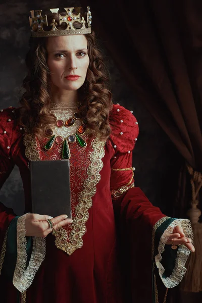 Mittelalterliche Königin Roten Kleid Mit Buch Und Krone — Stockfoto