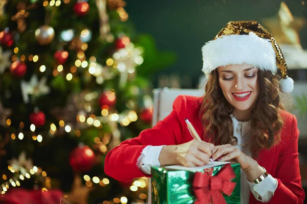 Kersttijd Glimlachende Stijlvolle Kleine Ondernemer Eigenaar Vrouw Santa Hoed Rode — Stockfoto