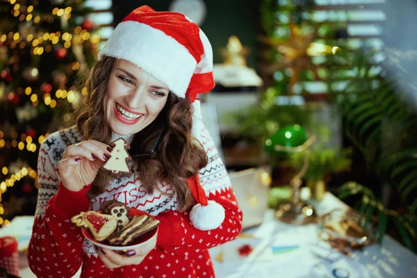 Kersttijd Gelukkig Moderne Middelbare Leeftijd Zakenvrouw Santa Hoed Rode Kerst — Stockfoto