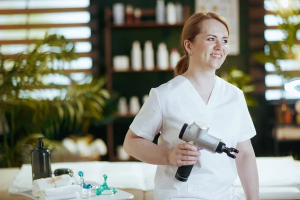 Egészségügyi Idő Van Boldog Női Orvosi Masszázs Terapeuta Spa Szalonban — Stock Fotó
