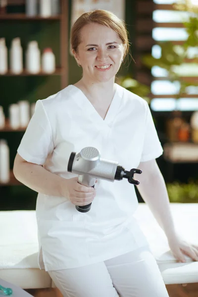 Gesundheitszeit Porträt Einer Glücklichen Medizinischen Masseurin Wellness Salon Mit Massagepistole — Stockfoto