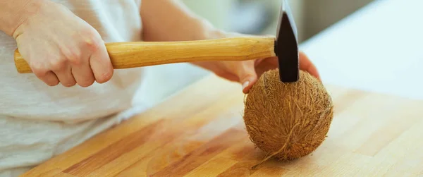 Nahaufnahme Einer Frau Die Kokosnuss Mit Einem Hammer Öffnet — Stockfoto
