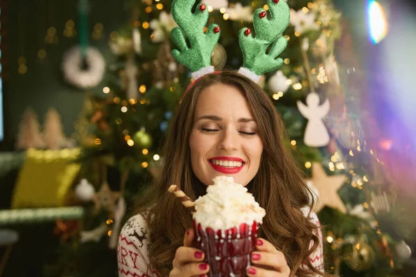 Kersttijd Glimlachende Elegante Vrouw Met Feestelijke Warme Chocoladecocktail Grappige Rendieren — Stockfoto