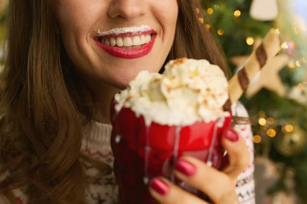 Weihnachtszeit Nahaufnahme Einer Glücklichen Frau Mit Festlichem Heißen Schokoladencocktail Der — Stockfoto