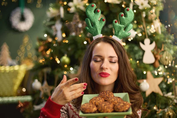 Kersttijd Glimlachende Trendy Teef Met Kerstkoekje Grappig Rendier Gewei Kopstuk — Stockfoto