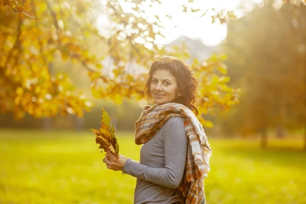 Witam Jesień Portret Szczęśliwej Letniej Kobiety Parku Jesiennymi Liśćmi Szalikiem — Zdjęcie stockowe