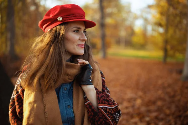 Merhaba Sonbahar Şehir Parkında Kırmızı Şapkalı Eşarplı Eldivenli Yaşında Düşünceli — Stok fotoğraf