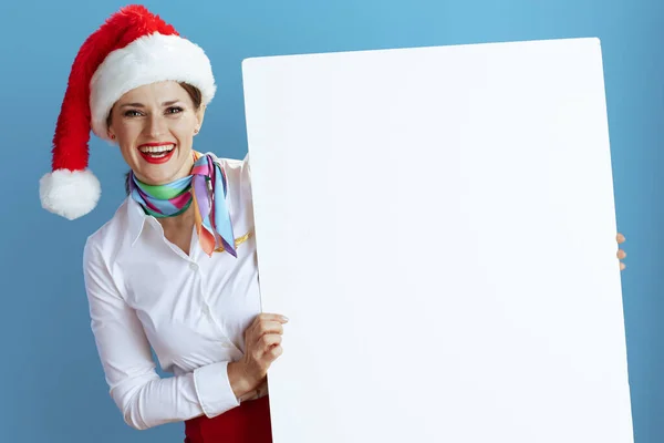 Lächelnde Elegante Stewardess Vor Blauem Hintergrund Uniform Mit Weihnachtsmütze Die Stockbild