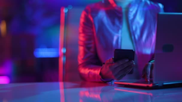 Neon Metaverse Futuristic Concept Closeup Woman Laptop Using Smartphone Applications — Wideo stockowe