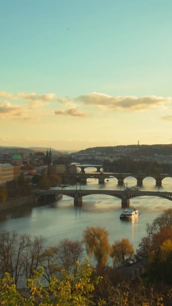 Krajina Řekou Vltavou Karlov Most Loď Večer Podzim Praze — Stock video
