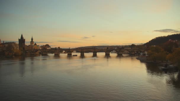 秋天日落时分 捷克共和国布拉格的Vltava河和Charles桥的风景 — 图库视频影像