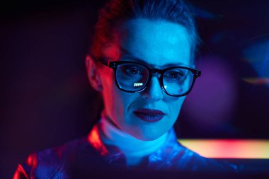 Neon metaevren fütüristik konsepti. Dizüstü bilgisayarlı trend kadın portresi.