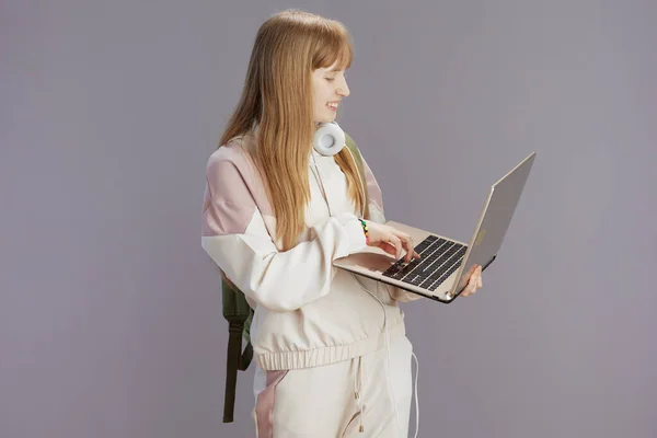 Sorridente Ragazza Alla Moda Tuta Beige Con Cuffie Utilizzando Laptop — Foto Stock