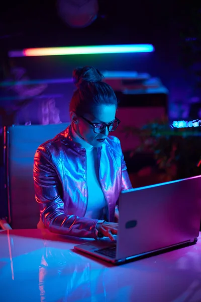 Neonowe Metaforyczne Futurystyczne Pojęcie Nowoczesna Kobieta Okularach Korzystająca Laptopa Nowoczesnym — Zdjęcie stockowe