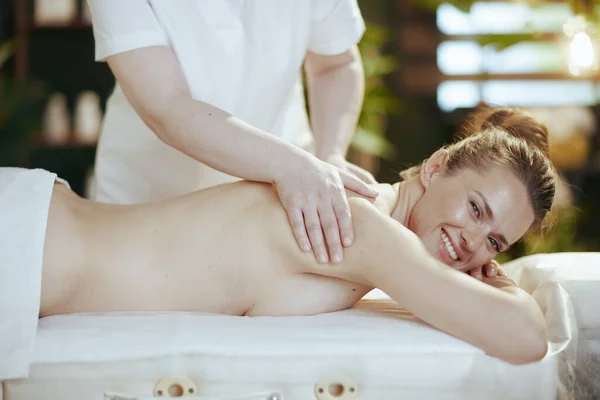 Healthcare Time Massage Therapist Massage Cabinet Happy Client Massaging Client — Stock Photo, Image