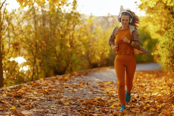 Merhaba Sonbahar Modern Kadın Portresi Parkta Spor Kıyafetleri Içinde Kulaklıkla — Stok fotoğraf