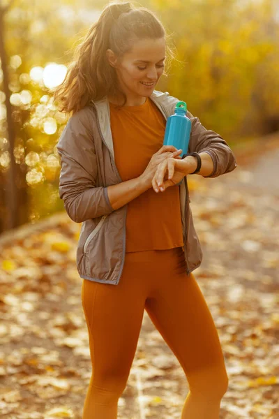 Witam Jesień Szczęśliwa Nowoczesna Kobieta Średnim Wieku Stroju Fitness Parku — Zdjęcie stockowe