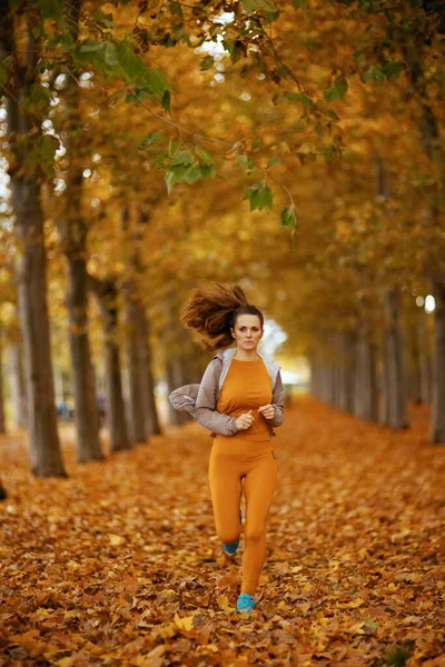Witam Jesień Pełna Długość Portret Kobiety Stroju Fitness Parku Jogging — Zdjęcie stockowe