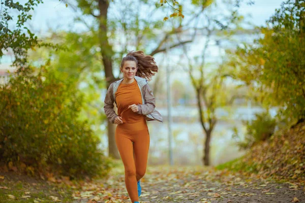 Hallo Herbst Stylische Frau Fitness Klamotten Beim Joggen Park — Stockfoto