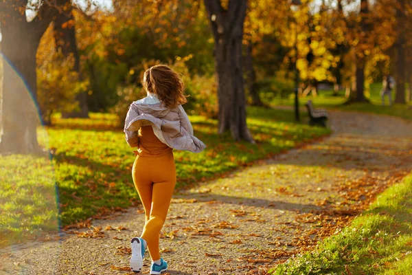 Witam Jesień Widziany Tyłu Kobieta Stroju Fitness Parku Działa — Zdjęcie stockowe