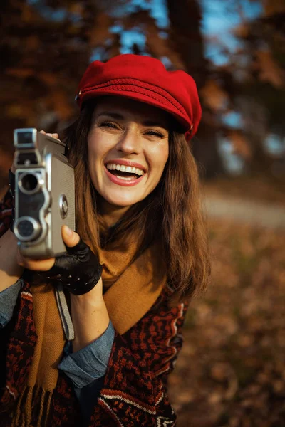 Hola Otoño Feliz Mujer Mediana Edad Moderna Sombrero Rojo Con — Foto de Stock