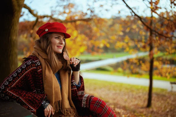 Hello Autumn Pensive Modern Woman Red Hat Autumn Leaf Scarf — Stock Photo, Image