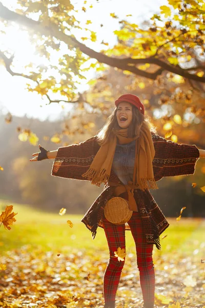 Olá Outono Sorrindo Jovem Mulher Chapéu Vermelho Com Cachecol Luvas — Fotografia de Stock