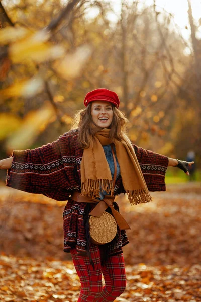 Witam Jesień Uśmiechnięta Letnia Kobieta Czerwonym Kapeluszu Szalikiem Rękawiczkami Torbą — Zdjęcie stockowe