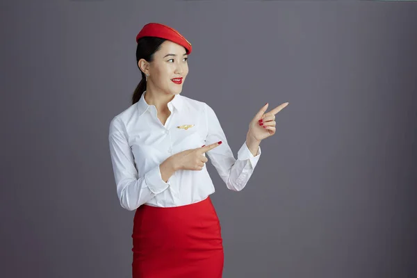 Feliz Elegante Azafata Asiático Mujer Rojo Falda Sombrero Uniforme Mirando —  Fotos de Stock