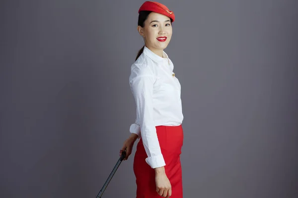 Ευτυχισμένη Σύγχρονη Αεροσυνοδός Ασιατική Γυναίκα Κόκκινο Φούστα Και Καπέλο Στολή — Φωτογραφία Αρχείου