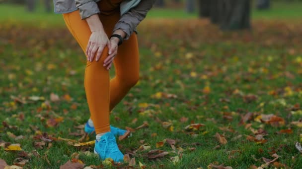 Hello Autumn Closeup Woman Fitness Clothes Park Having Leg Pain — Stock Video