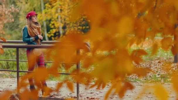 Hallo Herbst Ganzkörperporträt Einer Entspannten Modernen Frau Jeanshemd Und Roter — Stockvideo