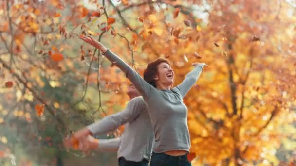 Glückliches Stilvolles Paar Park Das Herbstblätter Wirft — Stockvideo