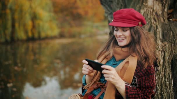Привет Осень Счастливая Стильная Летняя Женщина Джинсовой Рубашке Красной Шляпе — стоковое видео