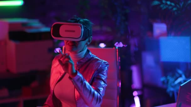 未来的な概念を嫌悪するネオン 仮想現実のゴーグル現代オフィスで幸せな流行の40歳の女性は 仮想現実でプロジェクトを作成します — ストック動画