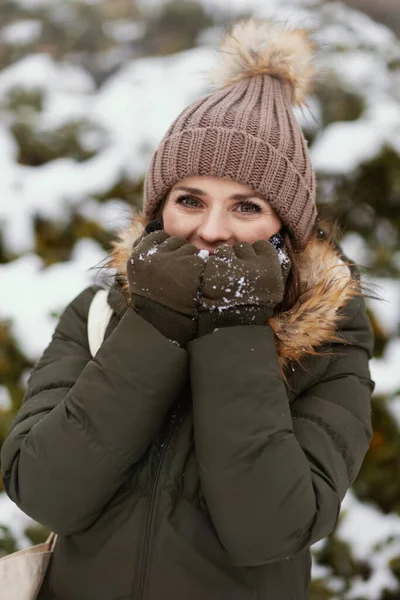 Smiling Modern Middle Aged Woman Green Coat Brown Hat Outdoors — Stock Photo, Image