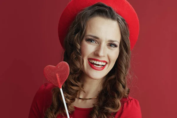 Щасливий Валентин Портрет Усміхненої Елегантної Річної Жінки Червоній Сукні Береті — стокове фото