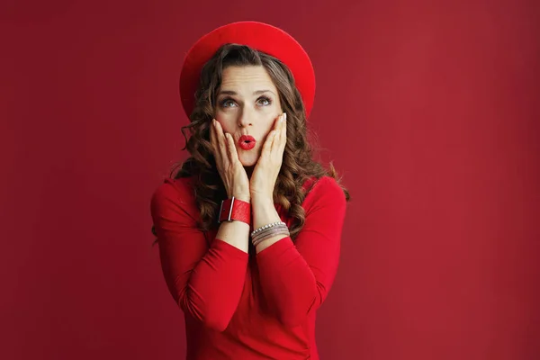 Feliz San Valentín Sorprendida Elegante Mujer Años Vestido Rojo Boina — Foto de Stock