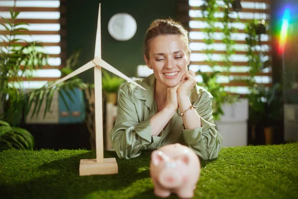 Eco Business Glückliche Moderne Kleinunternehmerin Grüner Bluse Modernem Grünen Büro — Stockfoto
