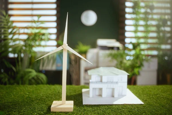 Устойчивый Бизнес Травяной Стол Современном Зеленом Офисе Бумажным Домом Ветряной — стоковое фото
