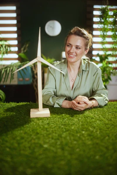Duurzaam Ondernemen Glimlachen Stijlvolle Middelbare Leeftijd Kleine Ondernemer Vrouw Groene — Stockfoto