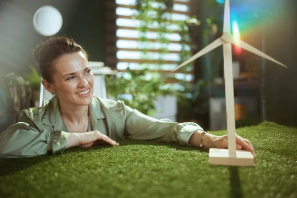 Lächelnde Moderne Geschäftsfrau Grüner Bluse Modernem Grünen Büro Mit Windmühle — Stockfoto